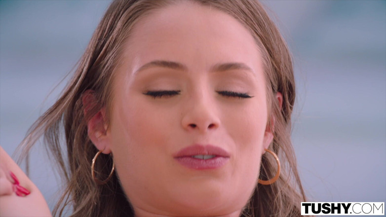 Tushy: Tushy 她找到了被老板撑开的完美地方