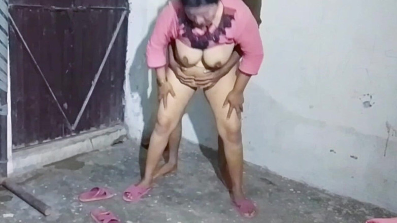 Abida sexy: 美しい若いインド人のホットなセックスガール、成熟した男性がヒルズのXXXペニスをデシの濡れた膣に押し込み、射精