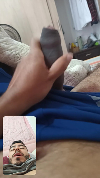 Tommhot: Pria ini lagi asik masturbasi di ranjangnya