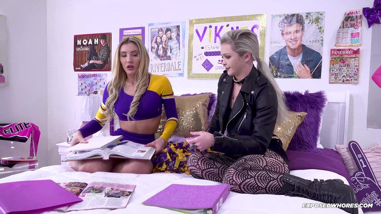 Exposed Whores Media: दो हॉट चीयरलीडर्स एक दूसरे को चरमसुख देती हैं