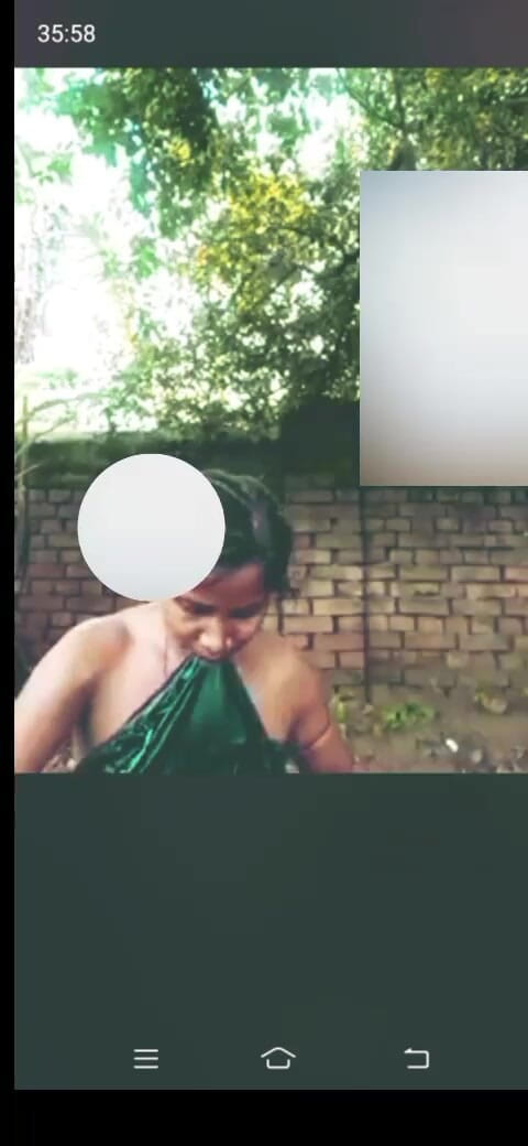 Png: Gadis desi sedang mandi di luar