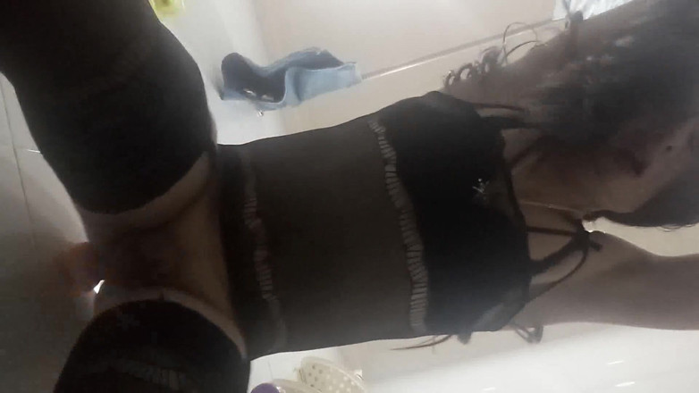Andrea Travesti Bogota: प्यारी कोलम्बियाई किन्नर मजा लेती है और अपनी गांड में डिल्डो के साथ उत्साहित हो जाती है