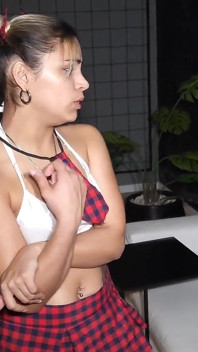 Une étudiante sexy en uniforme me taille une pipe et une branlette incroyables avec ses pieds [POV]
