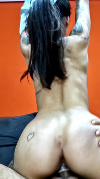 Cewek sange ini lagi mimpi dientot sama 2 raksasa pria kulit hitam