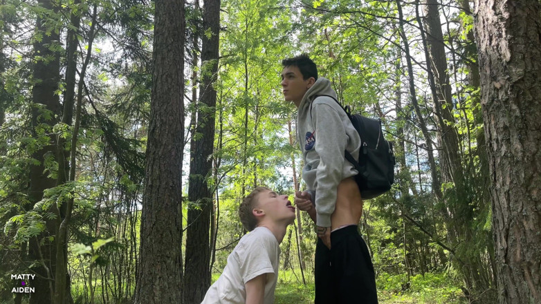 Matty And Aiden: Remaja Twinks Matty dan Aiden hampir ditangkap apabila mereka menghisap...