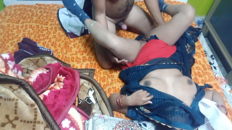 Manjushukla: Çok güzel Hintli kadın erkek arkadaşıyla sikişiyor.