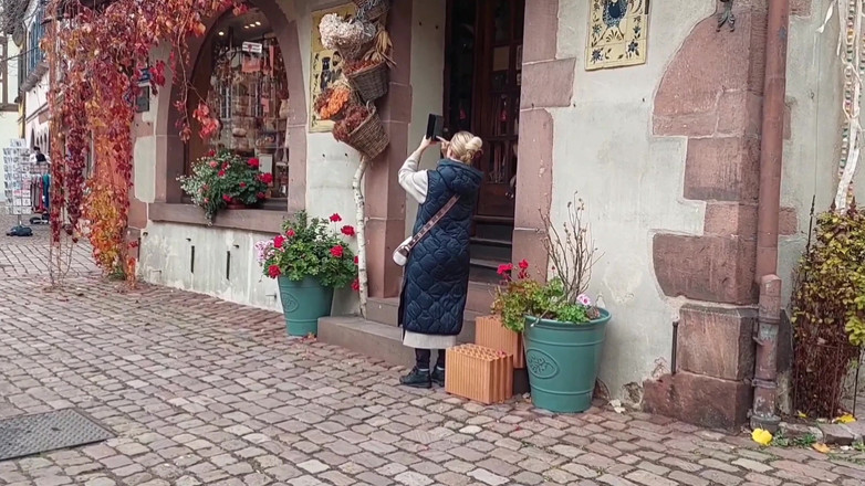 Selena701: Isteri Matang Berambut Perang Menikmati Seks Dalam Pakaian