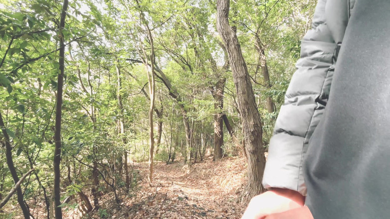 hueikun: छोटी चमड़ी वाला लड़का बाहर विशाल धारा में पेशाब करता है