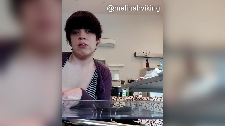 Melinah Viking: Benimle evde mastürbasyon yapıyor