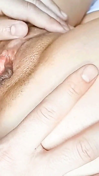Mi succhia la figa succosa e mi fa mangiare due volte nella sua bocca