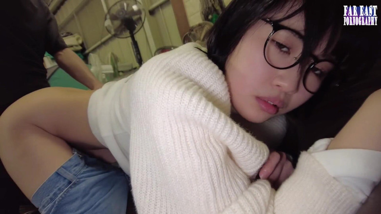 Far East pornography: Occhiali dolci prendono in giro in un giorno pigro gocce...