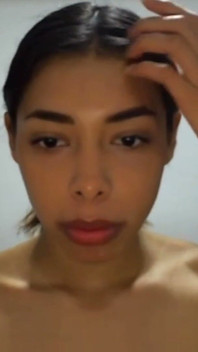 大奶子拉丁女郎是uan，用她的直播摄像头在她的房间里