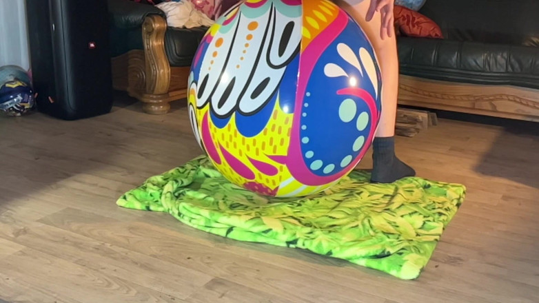 BeachBallsDuo: 100kgs Bigbootylucy and 90kgs Dragon, Crushed 14 Different and Big Beach Balls...