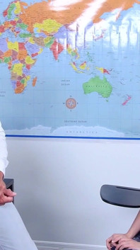 Tengere studente Dolly Little krijgt een beetje hulp van haar professor