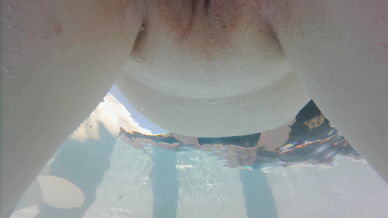 SimoneLive1: 跟我们去游泳池吧