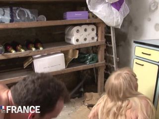 La France a Poil: 淫荡的金发女郎在公园里吮吸鸡巴