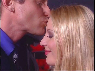 Double Penetrated: 金发婊子得到双插性交