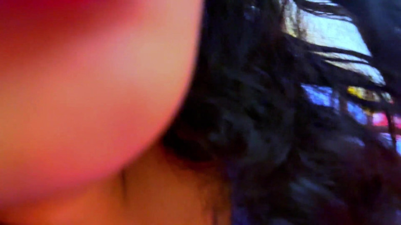 Aria Mia: Cuscino arabo musulmano caldo che salta sul letto dell'hotel e...