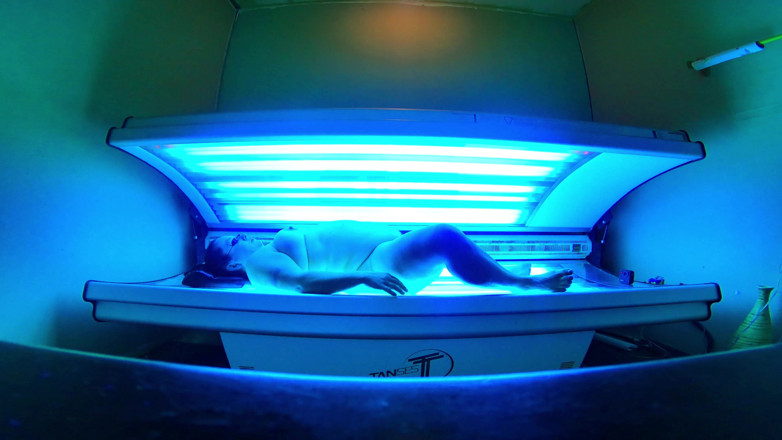 SexyNEBBW: Sexy gordinha brincando com cama de bronzeamento