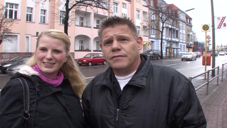 Homemade Market: 曲線美のドイツ人女性がアマチュアセッションでかがんで犯された