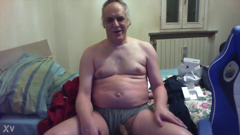 BELLOeBIOTTO: Возбужденный итальянский придурок вытаскивает пирата из нижнего белья и неряшливо кончает, получая от этого огромное удовольствие!