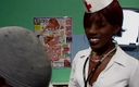 Black Jass: Asistentă roșcată negresă purtând ciorapi în timp ce seduce pula pacientului