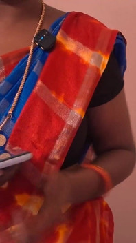 bhaartiy naukraani ril shoot ke tips lene ke lie apne pair phailaati hai
