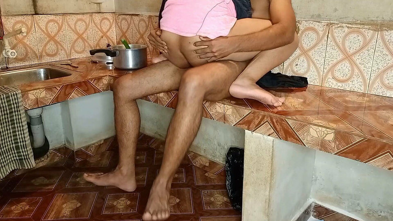 Queenrima: Горничная сказала, сэр, сначала позволь мне готовить пищу, а затем ты можешь трахнуть мою киску удобно