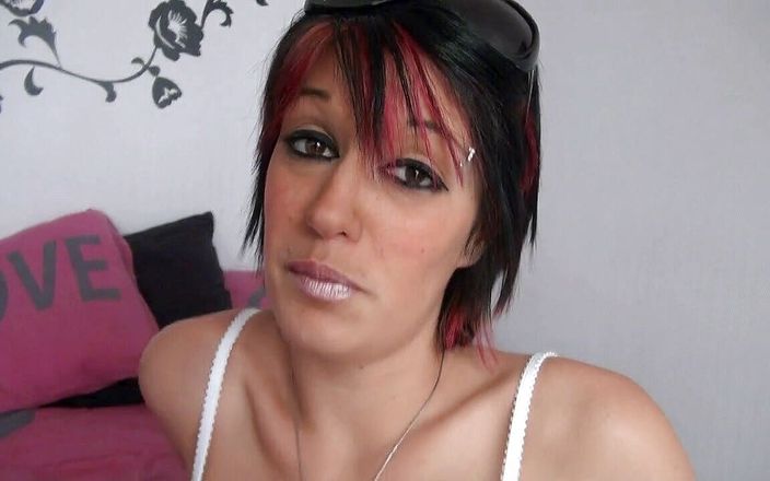 Nude in France: 性感的黑发婊子在床上被搞砸