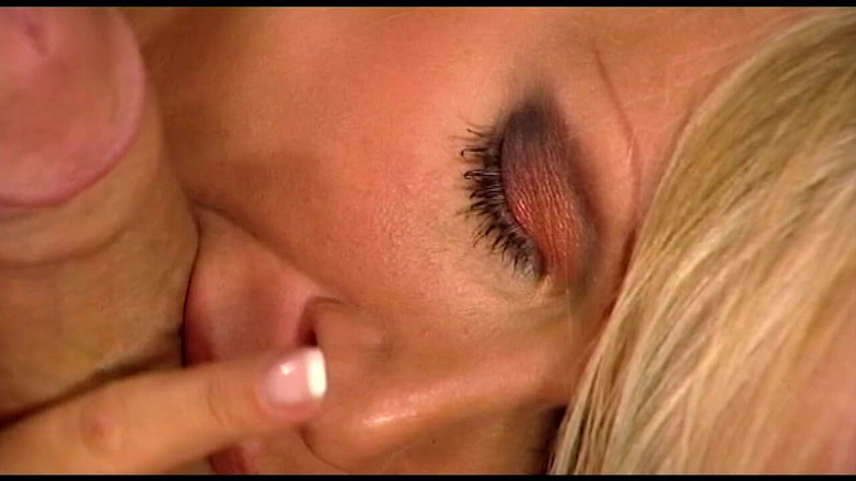 Erotic Planet X: सुनहरे बालों वाली मम्मी फायरलाइट थ्रीसम द्वारा लंड चूसती है