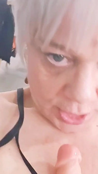 MiLF matura gioca con la piccola troia con le dita e il dildo