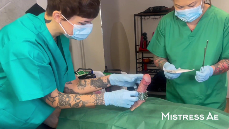MistressAe: Duplo Domme Medfet soando exame e tratamentos com Madame Li...