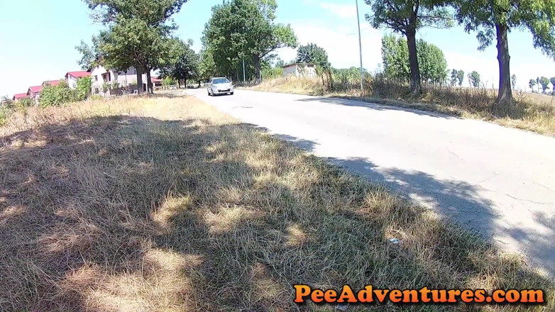Pee Adventures: Pissen auf mein Auto und putzen mit ihrem höschen.