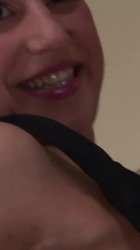 Seksi esmer orta yaşlı seksi kadın çılgınca mastürbasyon yapıyor ama arkadaşı ona daha fazla zevk hissettirmeyi biliyor