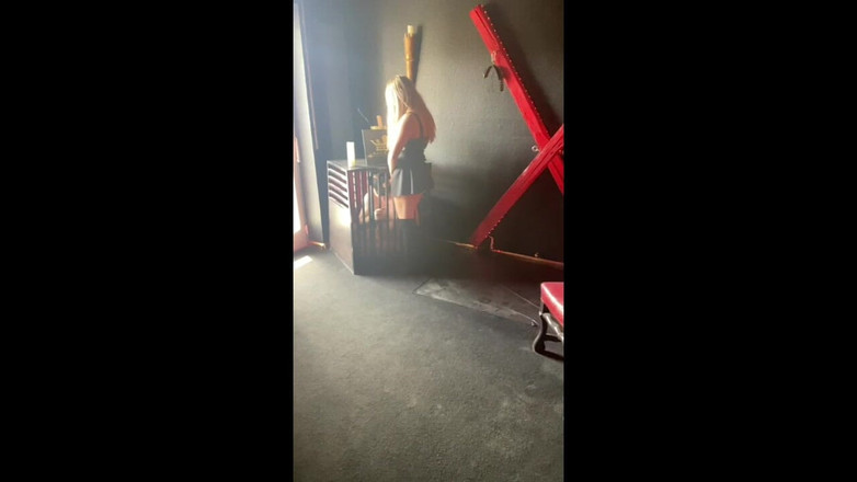 Queen_of_BDSM: 내 노예를 펠라 창녀로 훈련하고 있어!