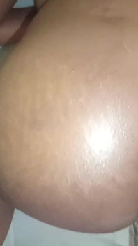 Mijn hete stiefzus wil ook mijn grote pik in haar strakke natte poesje voelen.