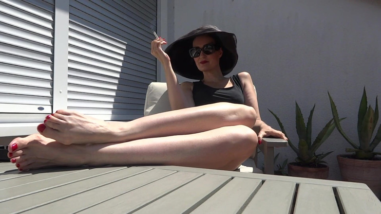 Lady Victoria Valente: 테라스에서 담배를 피우는 맨발 모자 여자