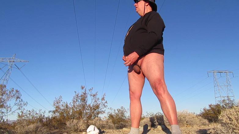 The porky pervert: Desert Whiz &amp;masturbando