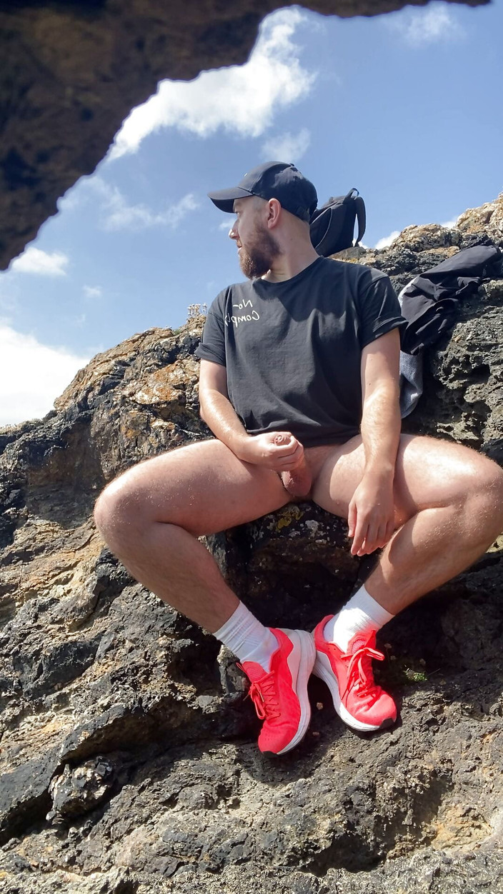 Robex Hib: Heißer bärtiger typ wichst auf den felsen, exhibitionistisches solo-sperma