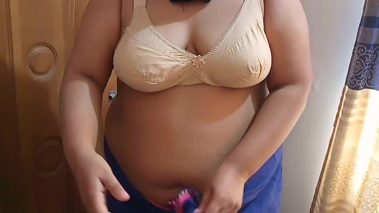 Aria Mia: 호텔 방에서 낯선 사람에게 따먹히는 핫한 아줌마