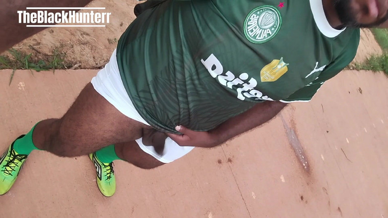 TheBlacKHunterr: 比赛结束后穿着衣服在街上