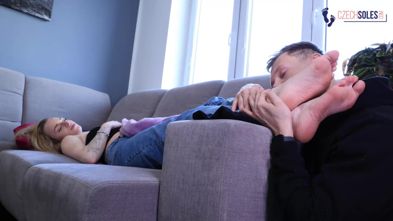 Czech Soles - foot fetish content: L'adorazione del piede puzzolente della ragazza