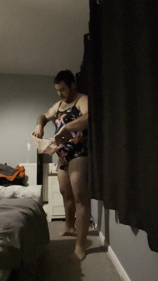 Shaun Cbt: Escravidão de pau com cross dressing sobre grampos de mamilo...