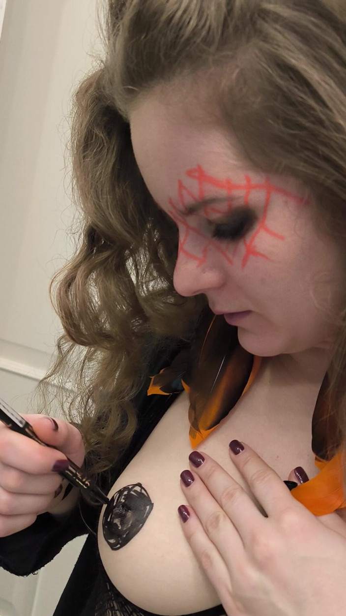 FenekManul: Kinky Princess Improves Her Costume