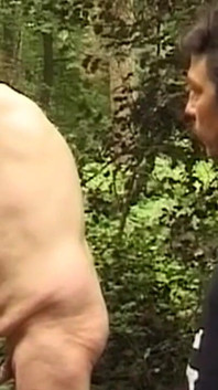 Bağlı olgun orta yaşlı seksi kadın birden fazla adam tarafından mandalı ile azdırıyor