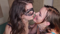 Sexymarghot: Velmi sexuální lesbičky, dvojité dilda, vaginální fisting, obrovské stříkání, nejsou...