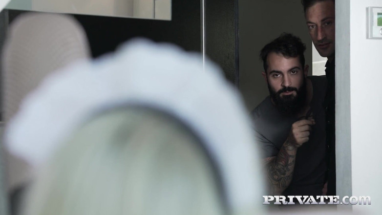 Private.com: До Мілени Деві приєдналися два чуваки, які продовжують її трахати