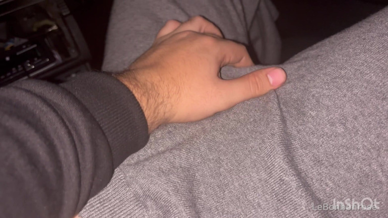 LeBonbonRose: Můj nevlastní bratr mě masturbuje v jeho autě!