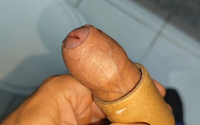 Straight Daddy Club: Anel de pau inflando o pau em segundo e fica...