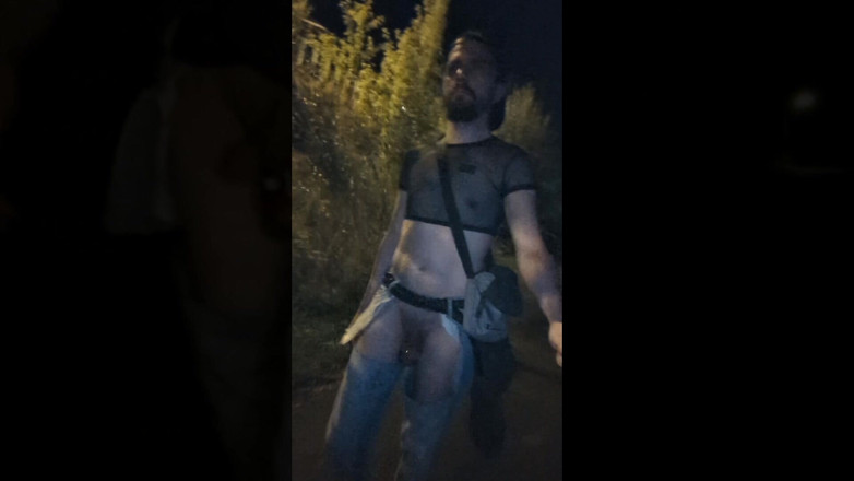 kinkygaynudist: Er geht nachts allein - aber er weiß, dass jemanden zuschaut